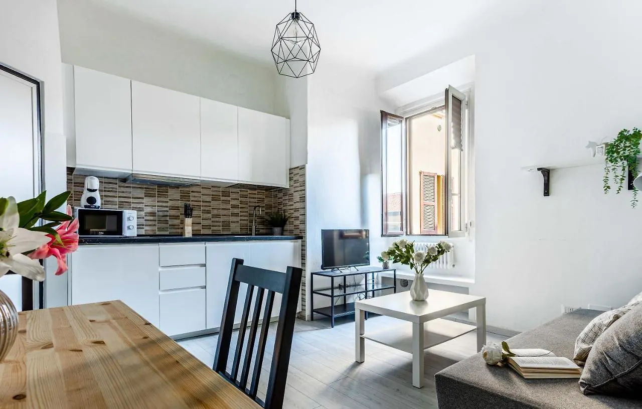 ミラノJoivy Cosy 1-Bed Flat In Navigliアパートメント アパート ミラノ